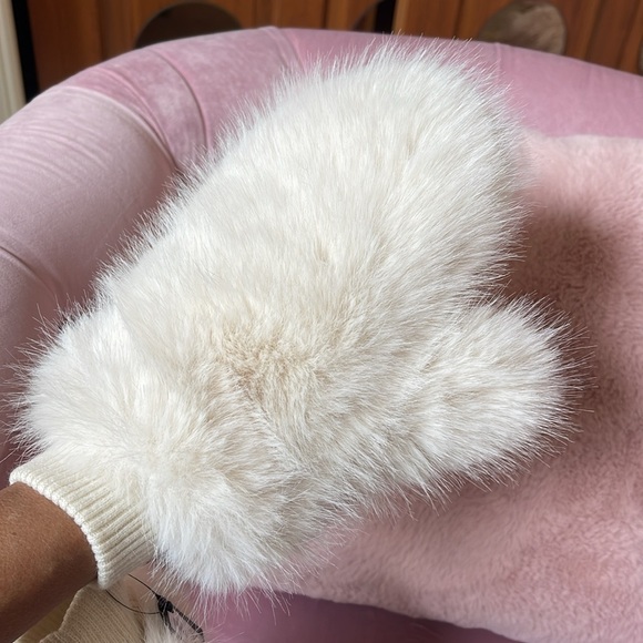 Cream Colored Faux Fur Mittens designed by AKIRA.. - Picture 6 of 12